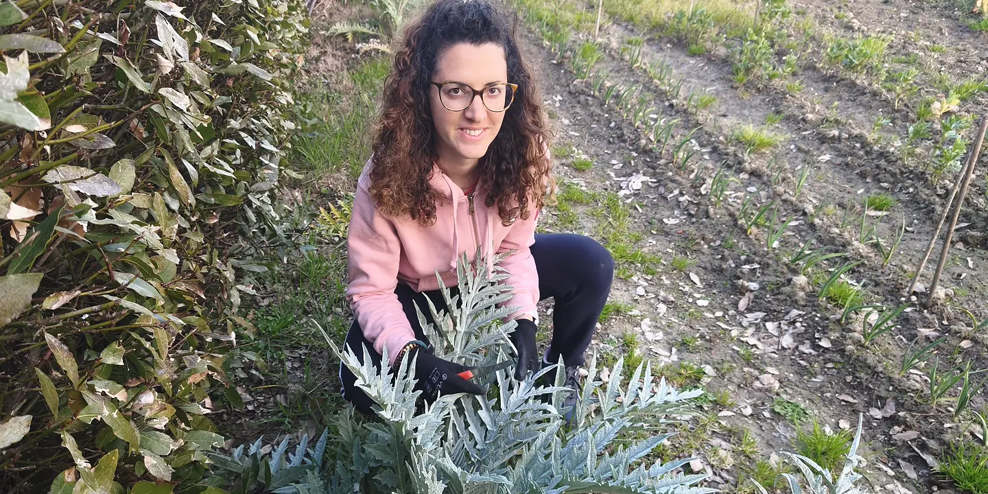Martina tra i carciofi nell'orto del Podere di Grecciano