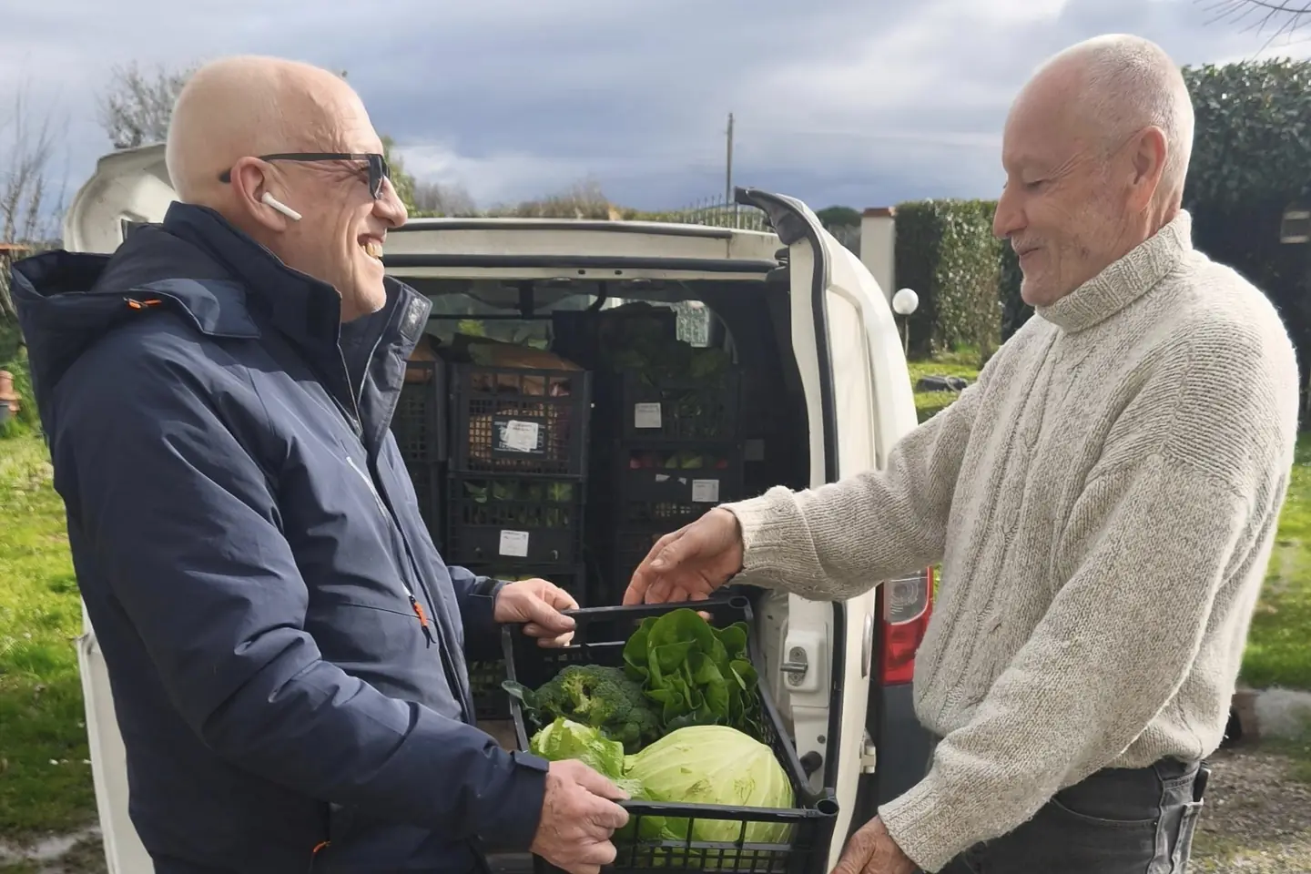 Consegna della cassetta di verdure dal furgone del Podere